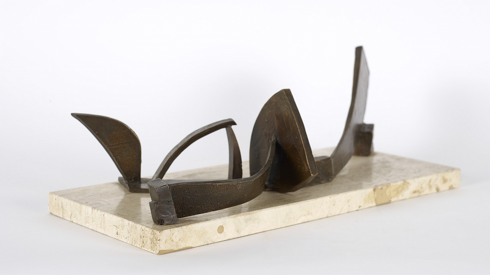 Dorothy Dehner, Nauticus, 1969
Bronze on travertine base, 5 1/2 x 16 1/4 x 6 3/4 in. (14 x 41.3 x 17.1 cm)
DEH-00121