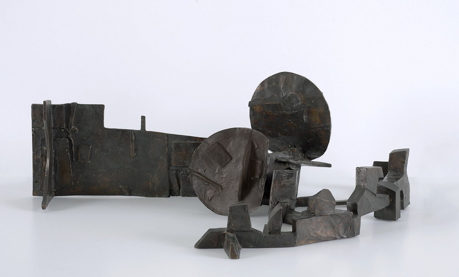 Dorothy Dehner, Siena #1, 1962
Bronze, 8 1/2 x 24 x 15 in. (21.6 x 61 x 38.1 cm)
DEH-00016